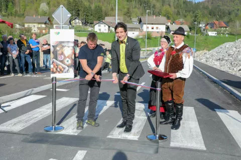 Zaključek izgradnje komunalne in cestne infrastrukture sta zaznamovala izvajalec del samostojni podjetnik Franc Roblek in preddvorski župan Rok Roblek. / Foto: Tina Dokl