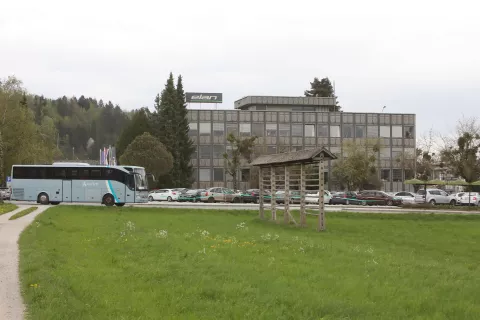 Občinski prostorski dokumenti omogočajo &scaron;iritev parkiri&scaron;ča čez cesto nasproti Elana, saj je območje že od sredine osemdesetih let opredeljeno kot stavbno zemlji&scaron;če. / Foto: Gorazd Kavčič