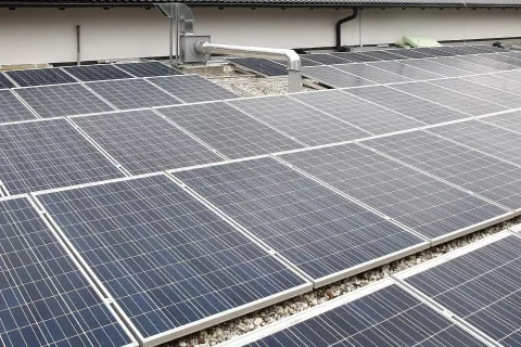 Za novogradnje s tlorisno povr&scaron;ino strehe nad tisoč kvadratnih metrov bo postavitev sončne elektrarne obvezna. Fotografija je simbolična. / Foto: Gorazd Kavčič