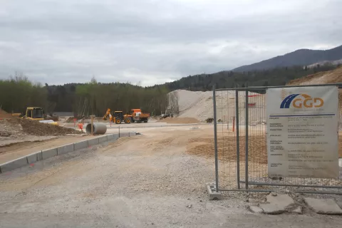 Območje nad Zbirnim centrom Radovljica komunalno opremljajo, do konca leta pa bosta tam stala nova nadstre&scaron;nica za vozila in skladi&scaron;čni prostor Komunale Radovljica. V prihodnjih letih načrtujejo tudi selitev upravne stavbe podjetja. / Foto: Gorazd Kavčič