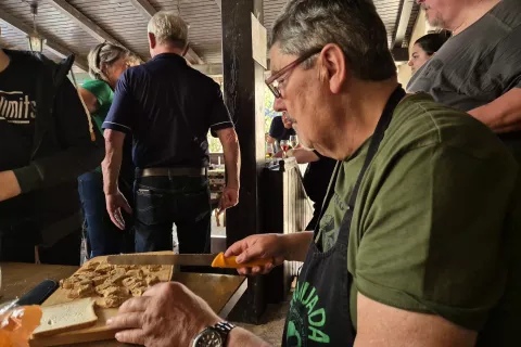 Za dobrodo&scaron;lico so obiskovalci lahko poskusili divjačinsko pa&scaron;teto Marjana Grajzarja. / Foto: Klara Mrak