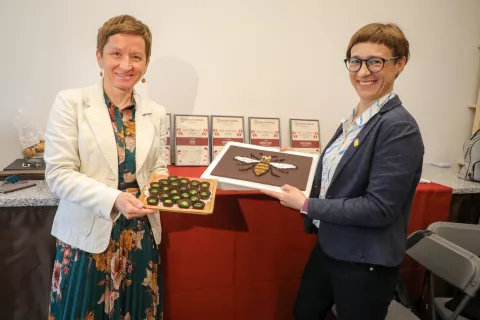 Blanka Gra&scaron;ič in Kaja Beton, direktorica Turizma Radovljica, sta na novinarski konferenci predstavili potek festivala ter tudi zmagovalni praline in čokoladni mozaik. Foto: Tina Dokl