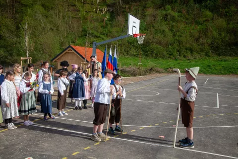 Tako kot na Gozdu so tudi na Vrhpoljah simpatičen program ob odprtju pripravili otroci tamkaj&scaron;nje podružnične &scaron;ole. / Foto: Ale&scaron; Senožetnik