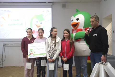 Prva nagrada za največje znižanje ogljičnega odtisa je pripadla Osnovni šoli Predoslje. / Foto: Gorazd Kavčič