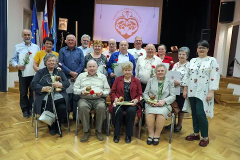 Prejemniki priznanj in plaket s predsednico Turističnega društva Šenčur Katjo Pipan / Foto: Tina Dokl