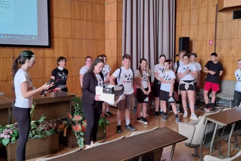 Otroci so med tekom po Kranju zbirali misli o tem, kako se spopasti z zasvojenostjo. / Foto: MOK