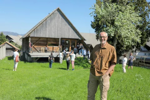 Arhitekt Matej Ga&scaron;perič pred Hi&scaron;o za pet svobodnih duhov v Zgornjih Gorjah / Foto: Tina Dokl