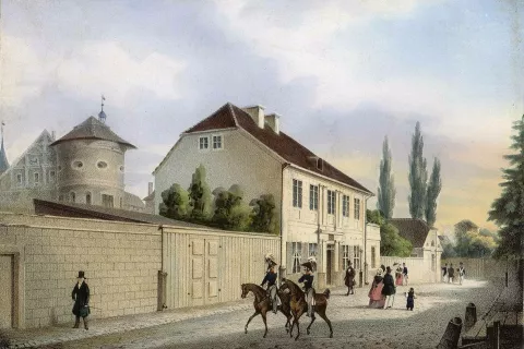 Kantova hiša v Königsbergu na sliki iz leta 1842. Iz nje je šel vsak dan ob isti uri na sprehod in se natančno osemkrat sprehodil gor in dol po tej ulici. / Foto: Wikipedija