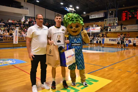 Lovro Bolhar je bil izbran za najboljšega mladega igralca zaključnega turnirja do 20 let v Šenčurju. Levo je podeljevalec Mirko Jurjavčič, namestnik generalnega sekretarja KZS in vodja mlajših reprezentanc (od U14 do U20). / Foto: Arhiv Kluba