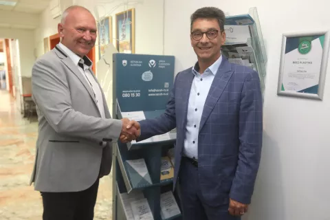 Svoj obisk na &Scaron;kofjelo&scaron;kem je varuh človekovih pravic Peter Svetina (desno) začel pri županu Občine Žiri Franciju Kranjcu. / Foto: Gorazd Kavčič