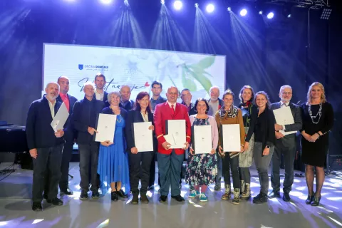 Letošnji prejemniki priznanj Občine Domžale z županjo Renato Kosec / Foto: Tina Dokl