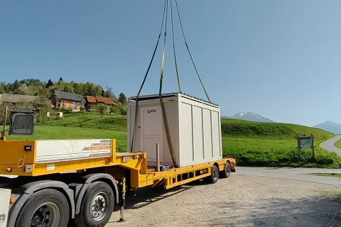 Na Gorenjskem se je začela gradnja optičnega omrežja Rune s postavitvijo vozli&scaron;ča za zagotavljanje optičnih signalov uporabnikom v Zgornjih Gorjah. / Foto: arhiv podjetja Rune Enia