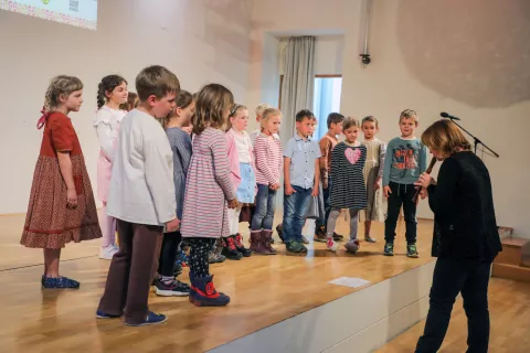 Na prireditvi v Sokolskem domu je zbrane navdu&scaron;il otro&scaron;ki pevski zbor Osnovne &scaron;ole Ivana Groharja. / Foto: Tina Dokl