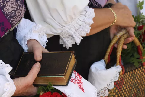 Največja sprememba je pri koncu molitve, kjer novi prevod pro&scaron;njo &raquo;ne vpelji nas v sku&scaron;njavo&laquo; spreminja v &raquo;ne vpelji nas v preizku&scaron;njo&laquo;. / Foto: Gorazd Kavčič