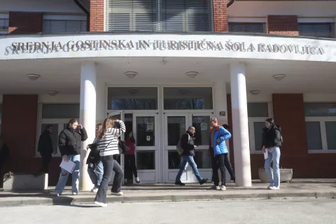 Varnostnika imajo za polovični delovni čas že vrsto let zaposlenega na Srednji gostinski in turistični &scaron;oli Radovljica. / Foto: Gorazd Kavčič
