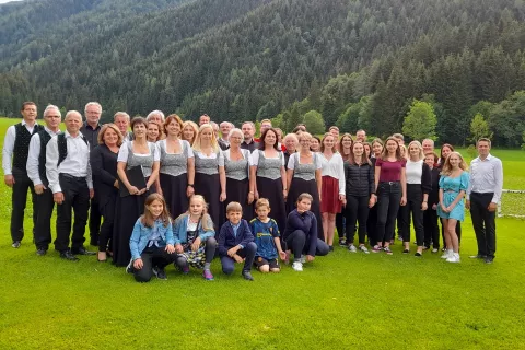 Nastopajoči so za konec skupaj zapeli slovensko Lipo. / Foto: Jože Košnjek