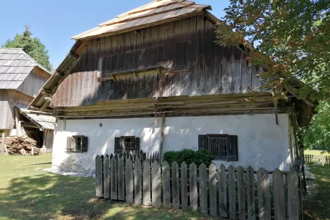 Lani so bili na hi&scaron;i sanirani zidani deli objekta, letos je bila zamenjana lesena stre&scaron;na kritina, sledi pa &scaron;e obnova fasade.