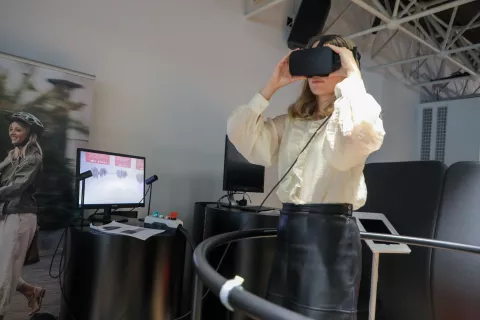 Na dogodku je bilo mogoče preizkusiti tudi virtualno izku&scaron;njo potresa. / Foto: Tina Dokl