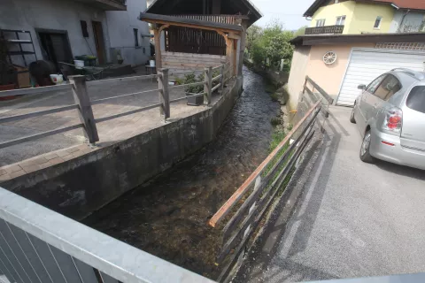 Kokričani so pričakovali, da bodo potok Rupovščica s pritoki začeli sanirati že pred spomladanskim topljenjem snega in deževjem. / Foto: Gorazd Kavčič