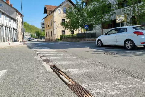 V Komunali Kranj pojasnjujejo, da so problematiko kanalete ob Savski cesti v Kranju opazili 5. aprila, a 12. aprila, ko je nastala zgornja fotografija, so odprti kovinski pokrovi &scaron;e vedno predstavljali nevarnost za promet. / Foto: Simon &Scaron;ubic