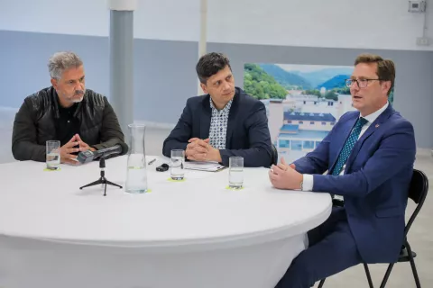 Z leve: tržiški župan Peter Miklič, dr. Klemen Belhar, podpredsednik Vesne – zelene stranke, in dr. Vladimir Prebilič, župan Občine Kočevje in predsednik Skupnosti občin Slovenije / Foto: Tina Dokl