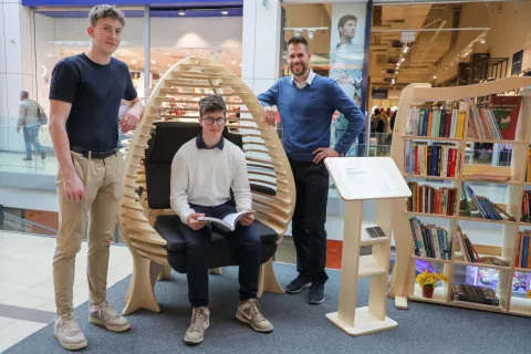 Dijaka &scaron;kofjelo&scaron;ke lesarske &scaron;ole Oskar Dol&scaron;ak in Aleksander Kožuh z mentorjem Petrom Kurnikom ob (na) lesenem bralnem stolu / Foto: Tina Dokl