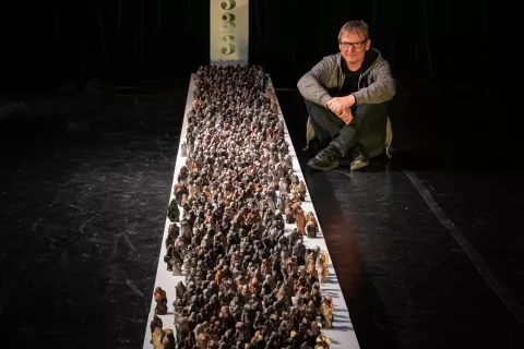 Umetnik Albert Mesner ob tisoč človeških figurah na »prisiljeni poti« iz svojih slovenskih domov v taborišča. Napis nad njimi pa pove, kdaj se je to zgodilo in koliko družin oziroma ljudi je moralo zdoma. / Foto: Arhiv Alberta Mesnerja