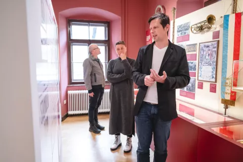 mladost mesta rdečega prahu / Foto: Nik Bertoncelj