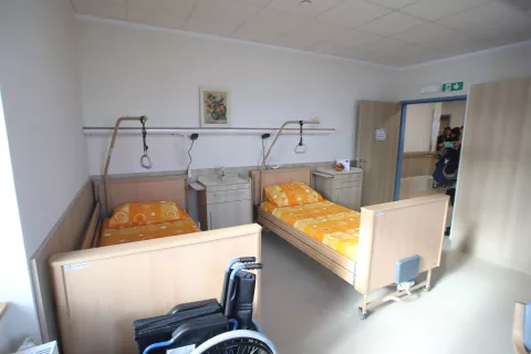 Zaradi pomanjkanja kadra so v nekaterih domovih zmanj&scaron;ali namestitvene zmogljivosti ali pa omejili sprejeme na uporabnike, ki so pokretni in ne potrebujejo večjega obsega storitev. Slika je simbolična. / Foto: Gorazd Kavčič