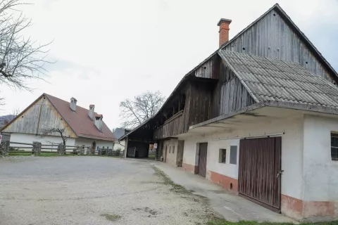 Gospodarsko poslopje bodo v celoti prenovili, odstranili bodo vse novodobne odvečne prizidke ter novim funkcijam prilagodili tudi notranjost objekta. / Foto: Tina Dokl