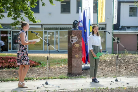 odkritje kipa Prešernovega sodobnika Alphonsa de Lamartina prenovljeni park Laciotat / Foto: Tina Dokl