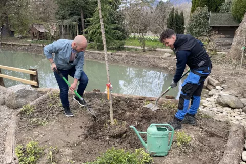 Jonu Kanjirju iz Slovenskega dru&scaron;tva Hospic, ki je koordinator projekta v Mozirskem gaju, se je pri zasaditvi prvega drevesa pridružil tudi novinar oddaje Dobro jutro Goran Obradović. / Foto: arhiv parka