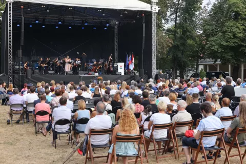Slovesnost je bila tako kot lani v baročnem parku v sredi&scaron;ču Radovljice, kulturni spored pa so tudi letos oblikovali udeleženci poletne operne akademije maestra Georga Pehlivaniana. / Foto: Gorazd Kavčič