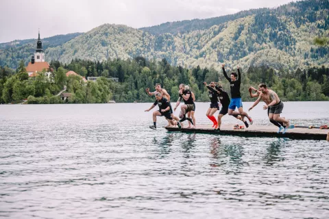 Za konec čaka tekmovalce osvežitev v Blejskem jezeru. / Foto: Nik Bertoncelj