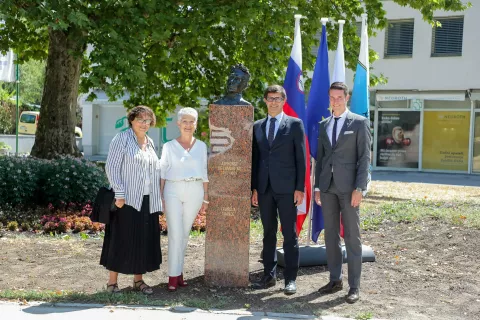 odkritje kipa Prešernovega sodobnika Alphonsa de Lamartina prenovljeni park Laciotat podžupanja mesat Laciotat Genevieve Boissier župan MO KR Matjaž Rakovec podžupan MO KR Janez Černe / Foto: Tina Dokl
