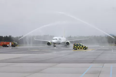 Vodni pozdrav letali&scaron;kih gasilcev / Foto: Gorazd Kavčič