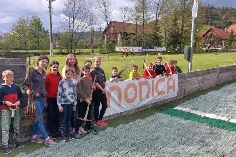 V Smučarskem skakalnem klubu Norica Žiri so v spomin na obletnico ustanovitve kluba posadili medovita drevesa. / Foto: Andraž Kopač