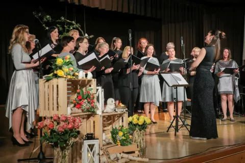 pomladni koncert ŽPZ Plamenke SLIŠALA SEM PTIČKO PET na fotografiji Ženski pevski zbor Plamenke / Foto: Tina Dokl