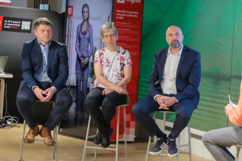 Z leve dr. Matjaž Dol&scaron;ek, dr. Barbara &Scaron;ket Motnikar in Peter Filip Jakopič / Foto: Tina Dokl