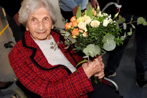 Stodrugi rojstni dan je Slavica praznovala vesela in dobre volje ter prejela številne čestitke, rdeča nit vseh pa je bila želja po dobrem zdravju in zadovoljstvu. / Foto: Janez Kuhar
