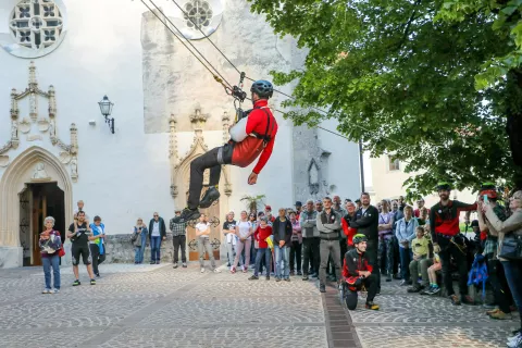 Radovlji&scaron;ki gorski re&scaron;evalci so slovesnost ob 60. obletnici ustanovitve zaključili s kratkim prikazom re&scaron;evanja z vi&scaron;in. / Foto: Tina Dokl