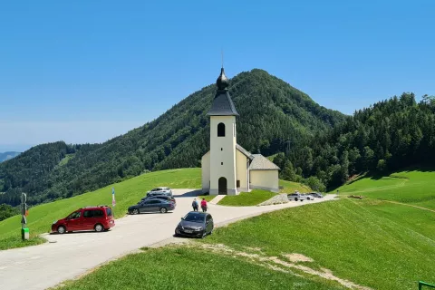 Dnevna parkirnina na Prtovču se bo s 1. junijem z dosedanjih dveh evrov zvi&scaron;ala na &scaron;tiri evre. Za mesečno dovolilnico bo &scaron;e naprej treba od&scaron;teti osem evrov in za letno dovolilnico 48 evrov, za občane Železnikov pa bo ta po novem stala 20 evrov. / Foto: Ana &Scaron;ubic