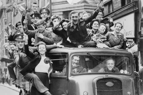 Veselje ob zmagi v Londonu, 8. maja 1945. Churchill je množico nagovoril z besedami: »Bog vas vse blagoslovi. To je vaša zmaga …« / Foto: Wikipedija