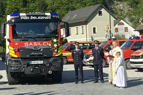 V PGD Železniki so na god sv. Florjana, zavetnika gasilcev, blagoslovili novo vozilo GVC-1.