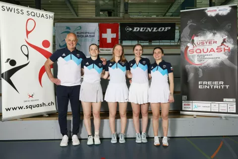 Trener Franc Langus ter igralke Pika Rupar, Nika Urh, Nanja Urh in Nina Kustec / Foto: Squash Zveza Švice / Swiss Squash