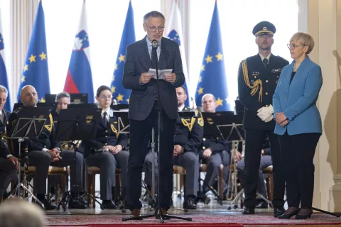 Ljubljana, predsedniska palaca.Predsednica republike Natasa Pirc Musar je pred dnevom Evrope (9. 5.) in v okviru praznovanj 20. obletnice vstopa RS v EU in zvezo Nato na posebni slovesnosti podelila tri odlikovanja zlati red za zasluge ministrstvu za obrambo, ministrstvu za zunanje in evropske zadeve ter ozji pogajalski skupini za pristop RS k EU ter tri odlikovanja RS Bojanu Moharju, Mateji Bulc in glasbeni skupini Laibach.Vodja slovenske delegacije za vstop v EU Janez Potocnik in predsednica republike Natasa Pirc Musar. / Foto: Bor Slana/sta