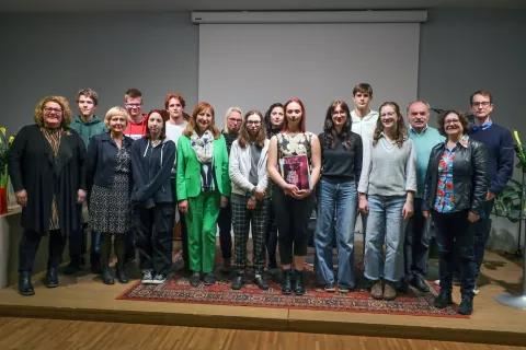 Na razglasitvi najboljših esejev ob direktorici Mestne knjižnice Kranj Maji Vunšek in predsedniku žirije Jasminu B. Frelihu sodelujoči mladi avtorji in avtorice v družbi mentorjev / Foto: Tina Dokl