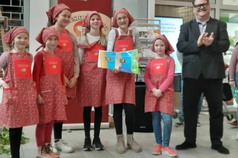 Za svoj projekt o drobnjakovih štrukljih so si učenke prislužile tudi srebrno priznanje na festivalu Turizmu pomaga lastna glava. / Foto: Milka Burnik