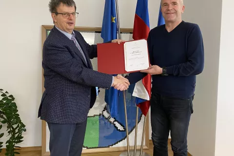 Predsednik Slovenske matice Ale&scaron; Gabrič ob predaji donacije županu Milanu Čadežu / Foto: arhiv občine