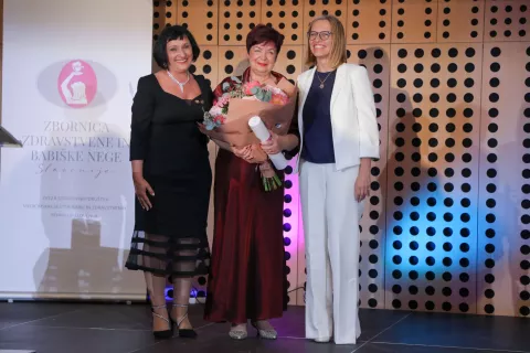 Z leve predsednica Zbornice &ndash; Zveze Monika Ažman, prejemnica priznanja Angele Bo&scaron;kin za življenjsko delo Darinka Klemenc in ministrica za zdravje dr. Valentina Prevolnik Rupel / Foto: Tina Dokl